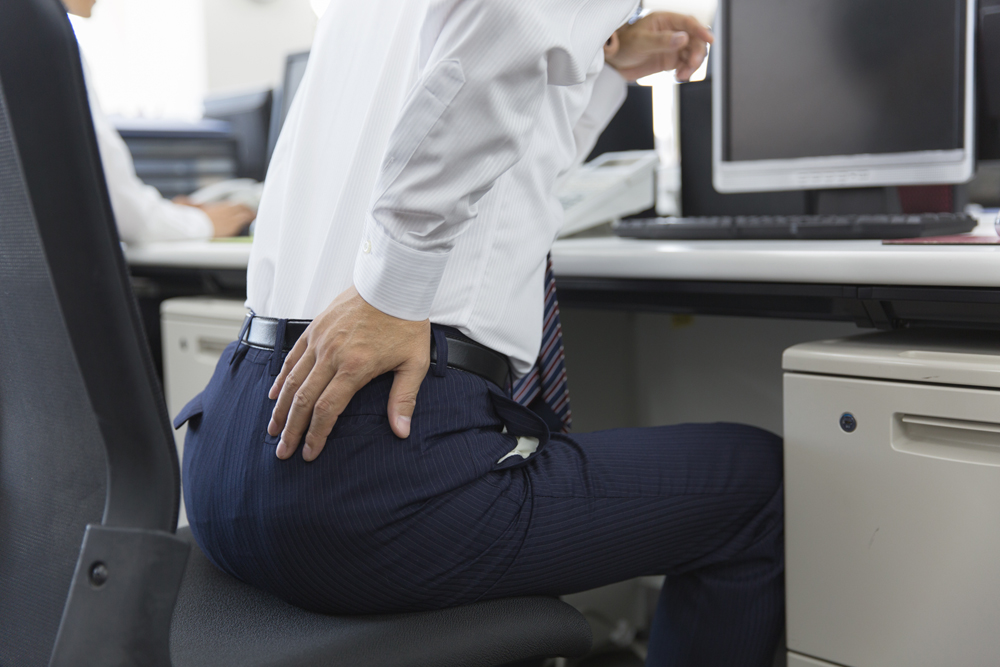 腰の痛みの原因と対処法を解説！どんな仕事の人も要注意！